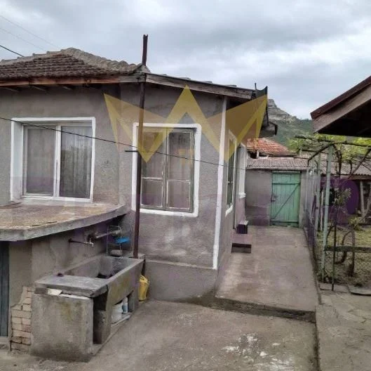 Къща с просторен двор и отлична локация в с. Разделна, обл. Варна - - снимка 2 - Имоти Премиер