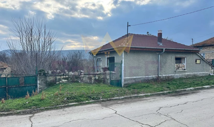 Къща с равен двор и отличен достъп в с. Златина, общ. Провадия, обл. Варна -  - снимка 1 - Имоти Премиер