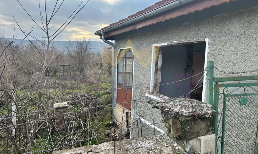 Къща с равен двор и отличен достъп в с. Златина, общ. Провадия, обл. Варна -  - снимка 3 - Имоти Премиер