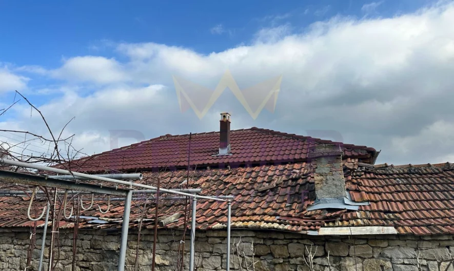 Къща с равен двор и отличен достъп в с. Златина, общ. Провадия, обл. Варна -  - снимка 4 - Имоти Премиер