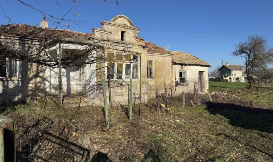 къща с равен двор и удобен достъп в с. Новаково, общ. Аксаково, обл. Варна -  - снимка 1 - Имоти Премиер