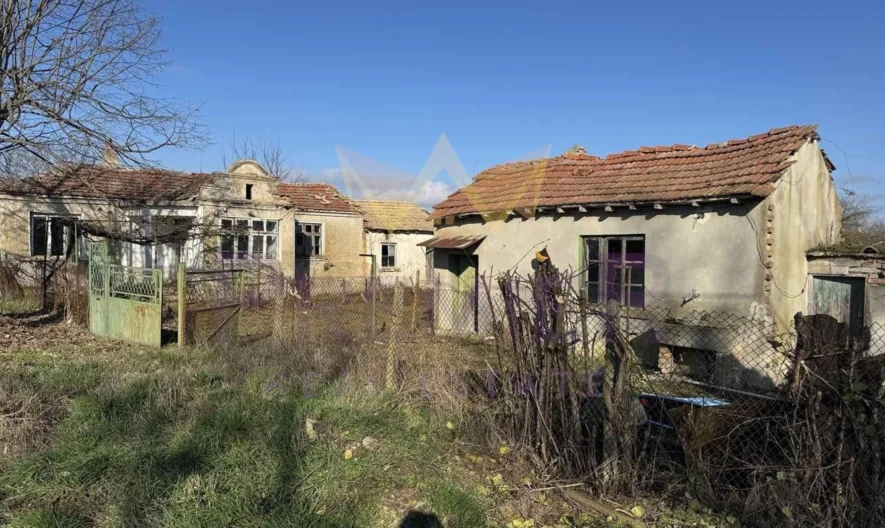 къща с равен двор и удобен достъп в с. Новаково, общ. Аксаково, обл. Варна -  - снимка 2 - Имоти Премиер