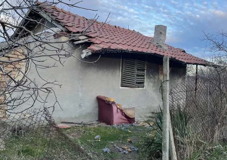 Къща в село Звездица, м-т Летище - - снимка 1 - Имоти Премиер