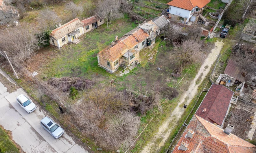 КЪЩА В ЦЕНТЪРА на село Кипра, област Варна -  - снимка 4 - Имоти Премиер