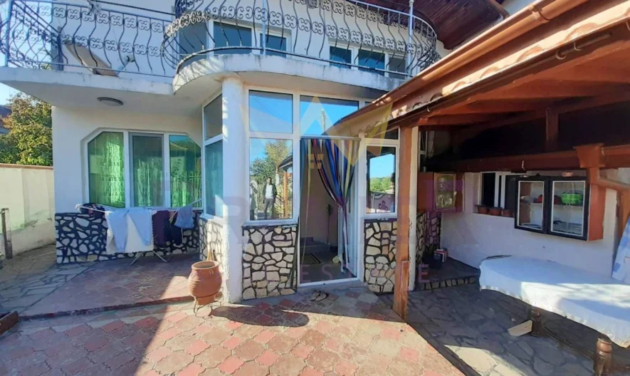 Large house with yard and garage. -  - snimka 2 - Imoti Premier