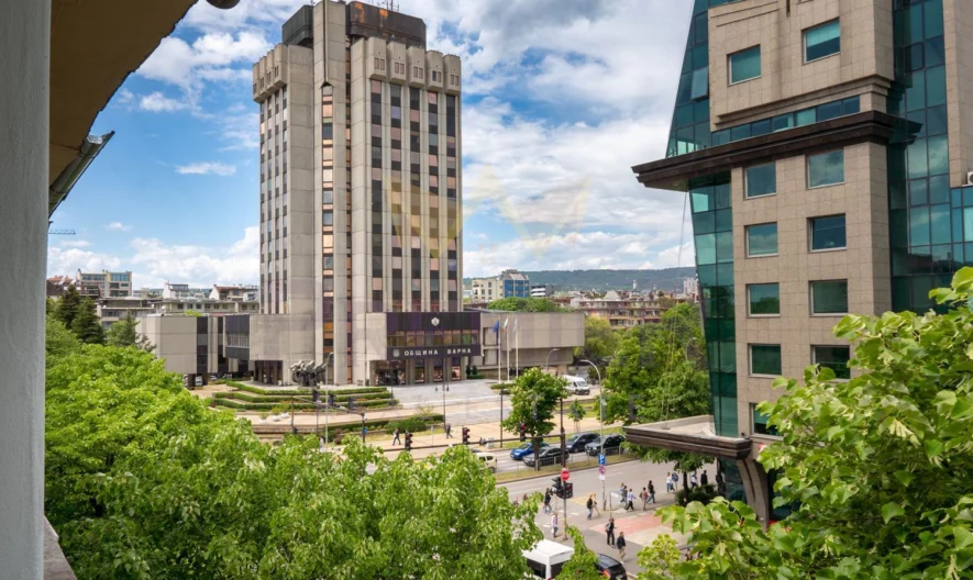 Луксозен тристаен апартамент срещу Община Варна -  - снимка 2 - Имоти Премиер