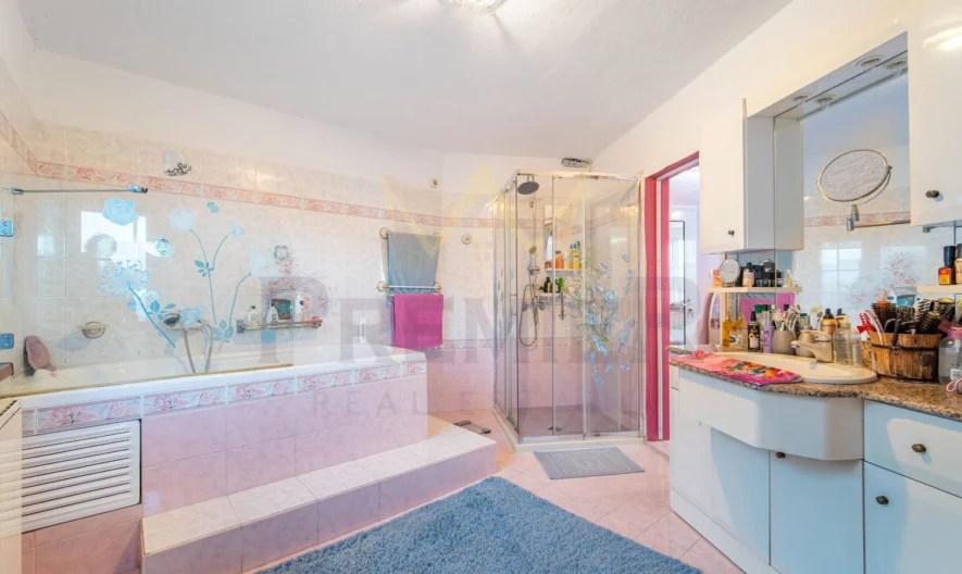 Луксозна фамилна къща в кв. Аспарухово - - снимка 13 - Имоти Премиер