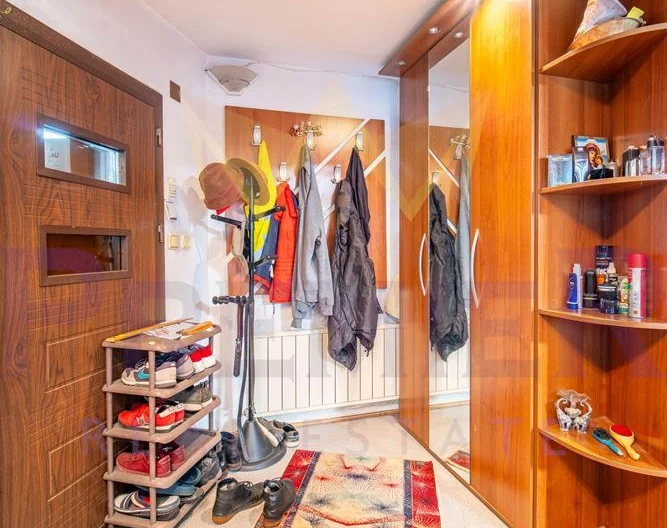 Луксозна фамилна къща в кв. Аспарухово - - снимка 31 - Имоти Премиер