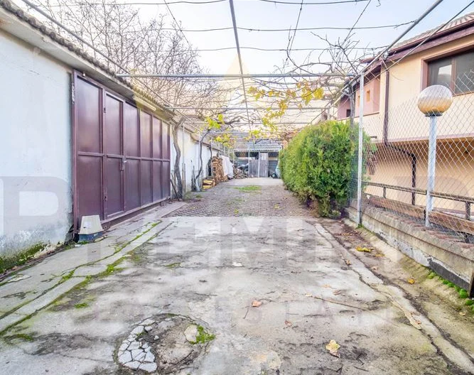 Луксозна фамилна къща в кв. Аспарухово - - снимка 38 - Имоти Премиер