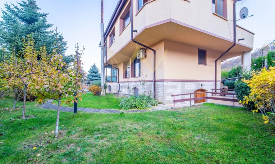 Луксозна фамилна къща в кв. Аспарухово - - снимка 44 - Имоти Премиер