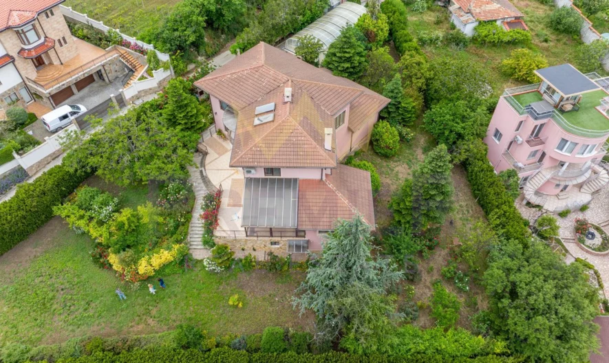 Луксозна къща с басейн и морска гледка - - снимка 40 - Имоти Премиер