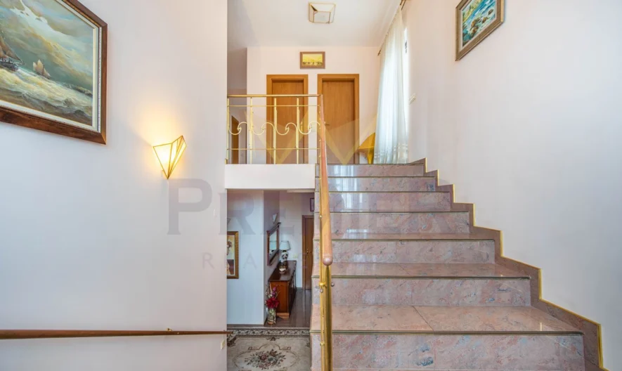 Луксозна къща с басейн и морска гледка - - снимка 51 - Имоти Премиер