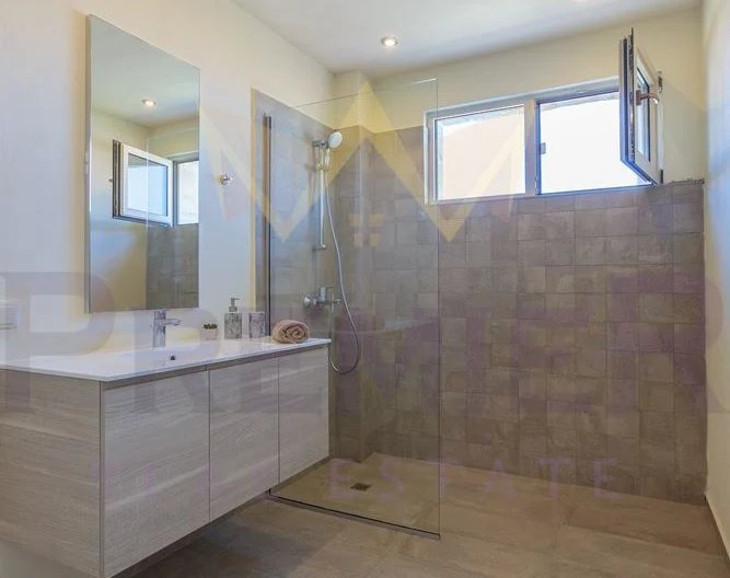 Луксозна къща с басейн и морска панорама в Лозенец – престиж, комфорт и уединение край морето -  - снимка 13 - Имоти Премиер