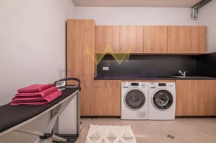 Луксозна къща с впечатляваща архитектура, изискан интериорен дизайн и панорамна гледка - - снимка 10 - Имоти Премиер