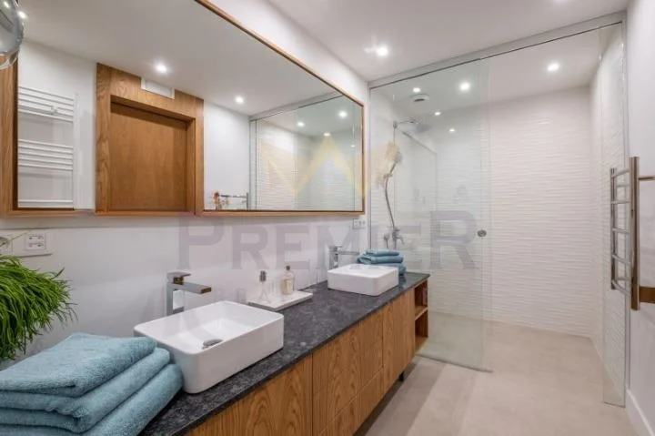 Луксозна къща с впечатляваща архитектура, изискан интериорен дизайн и панорамна гледка - - снимка 7 - Имоти Премиер