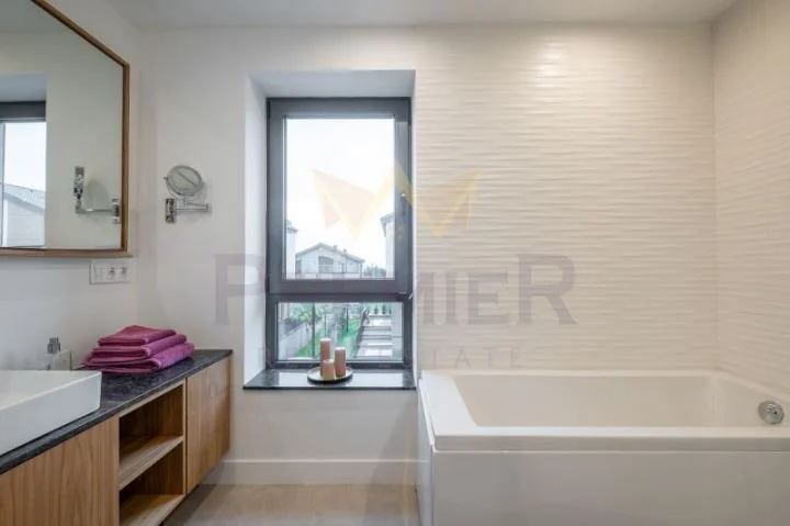 Луксозна къща с впечатляваща архитектура, изискан интериорен дизайн и панорамна гледка - - снимка 8 - Имоти Премиер