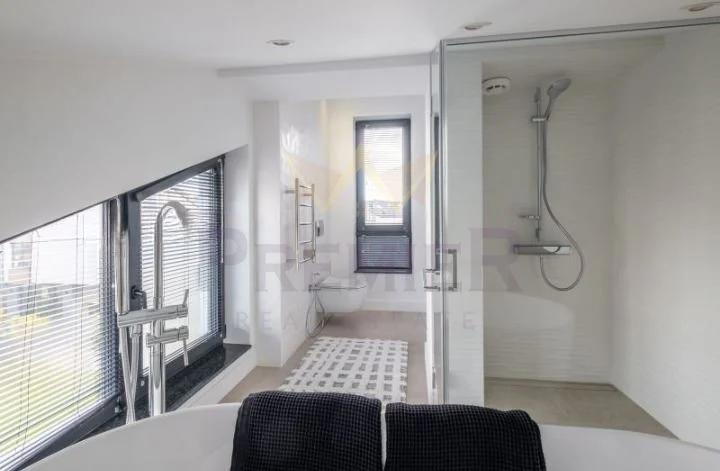 Луксозна къща с впечатляваща архитектура, изискан интериорен дизайн и панорамна гледка - - снимка 9 - Имоти Премиер