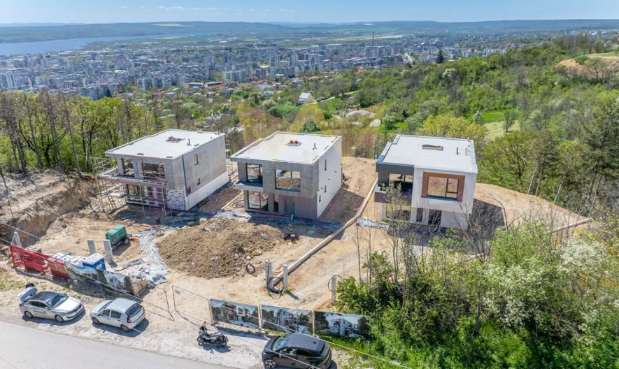 Луксозни къщи с ТОП ПАНОРАМА КЪМ ЦЕЛИЯТ ГРАД в м-т Пчелина, гр. Варна -  - снимка 2 - Имоти Премиер
