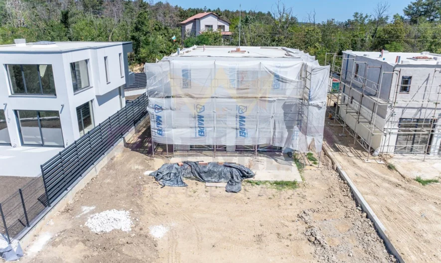 Луксозни къщи с ТОП ПАНОРАМА КЪМ ЦЕЛИЯТ ГРАД в м-т Пчелина, гр. Варна -  - снимка 33 - Имоти Премиер