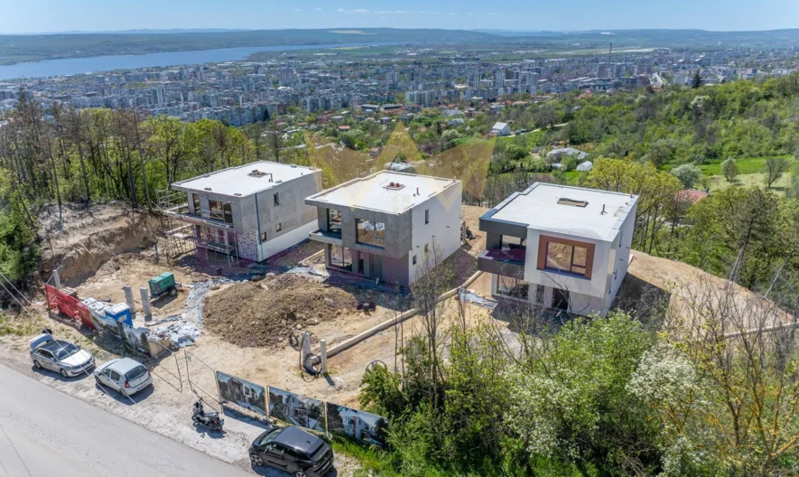 Луксозни къщи с ТОП ПАНОРАМА КЪМ ЦЕЛИЯТ ГРАД в м-т Пчелина, гр. Варна -  - снимка 37 - Имоти Премиер