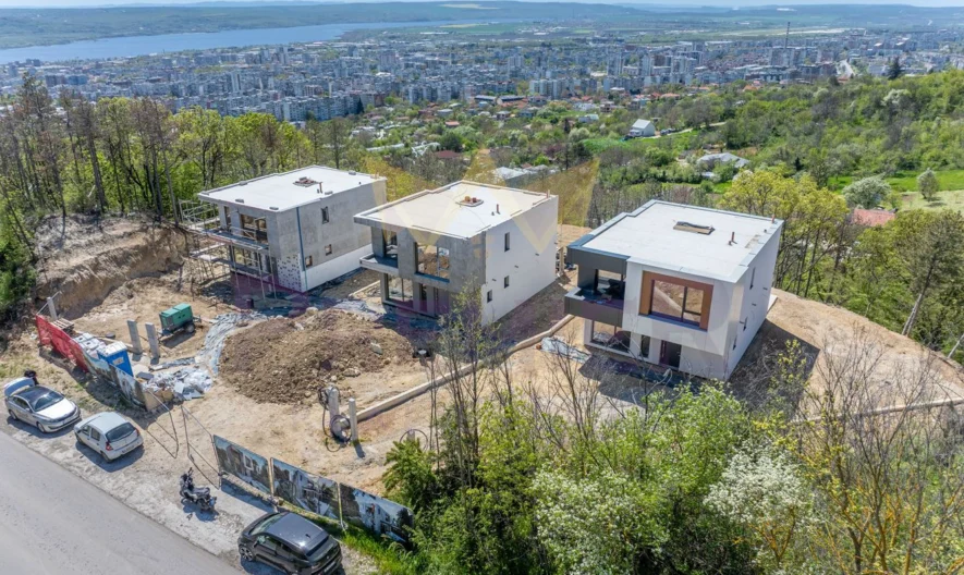 Луксозни къщи с ТОП ПАНОРАМА КЪМ ЦЕЛИЯТ ГРАД в м-т Пчелина, гр. Варна -  - снимка 41 - Имоти Премиер