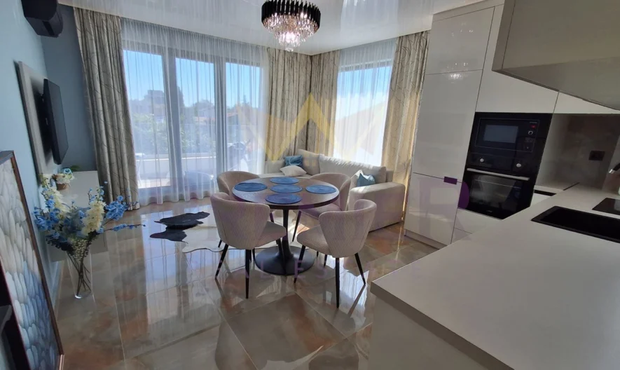 ЛУКСОЗНО ОБЗАВЕДЕН ДВУСТАЕН АПАРТАМЕНТ С МОРСКА ПАНОРАМА -  - снимка 1 - Имоти Премиер