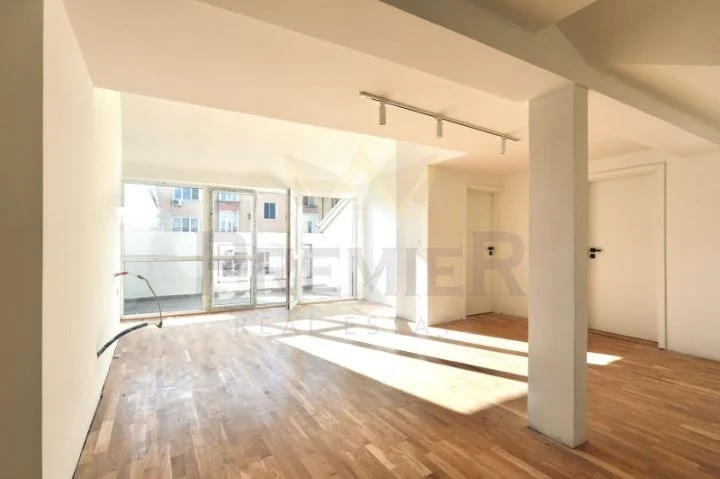 Луксозно обзаведен тристаен апартамент в Идеален Център - - снимка 1 - Имоти Премиер