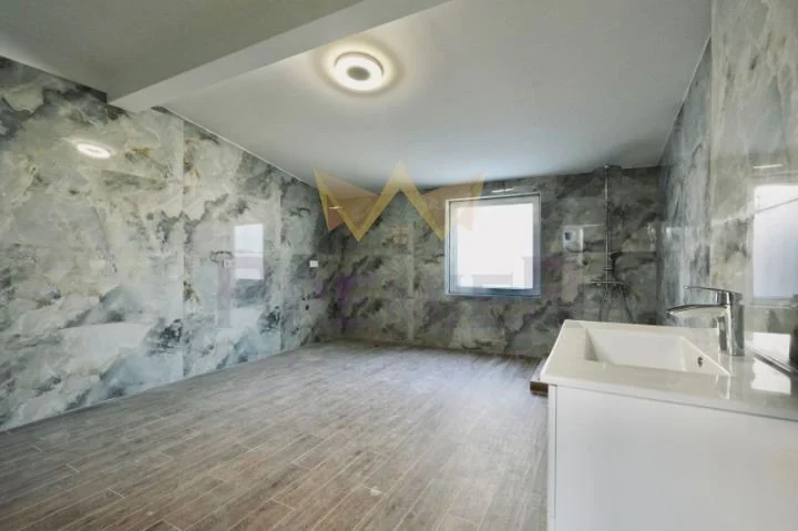 Луксозно обзаведен тристаен апартамент в Идеален Център - - снимка 8 - Имоти Премиер