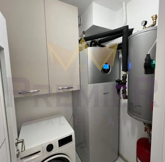 Луксозно обзаведен тристаен апартамент в кв. Кръстова вада -  - снимка 13 - Имоти Премиер