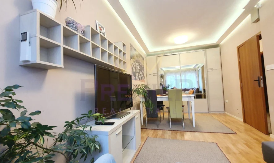 LUXURIOUSLY FURNISHED THREE-ROOM APARTMENT IN THE NEPTUNE AREA -  - snimka 1 - Imoti Premier