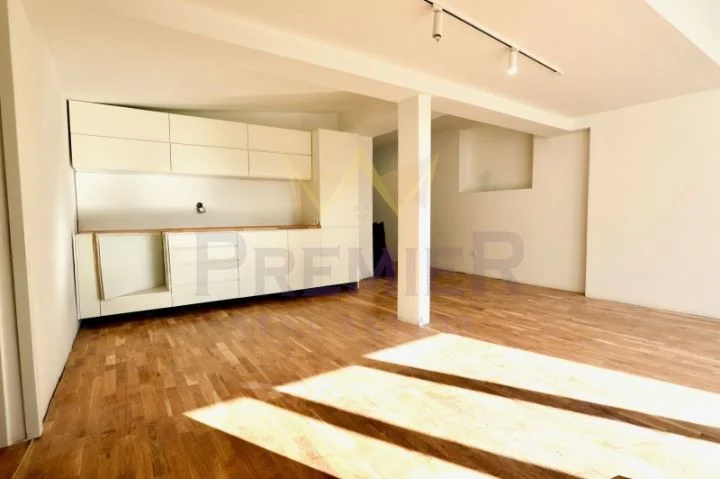 Luxuriös möblierte Dreizimmerwohnung im idealen Stadtzentrum -  - snimka 2 - Imoti Premier