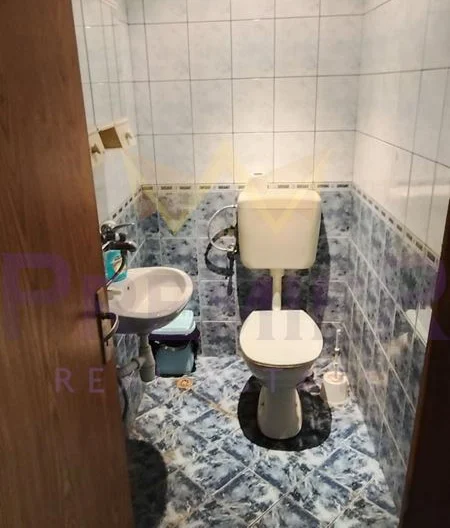 Масивна двуетажна къща в гр. Камено -  - снимка 9 - Имоти Премиер