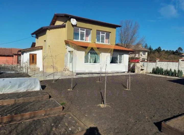 Масивна двуетажна напълно обзаведена къща (200кв.м.) с двор (1500 кв.м.) в с. Славеево, обл. Добрич. -  - снимка 1 - Имоти Премиер