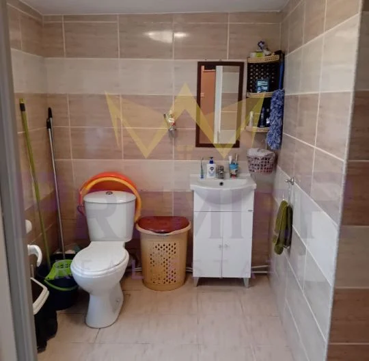 Масивна двуетажна напълно обзаведена къща (200кв.м.) с двор (1500 кв.м.) в с. Славеево, обл. Добрич. -  - снимка 15 - Имоти Премиер