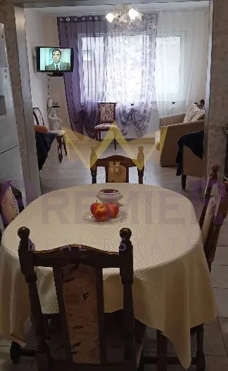 Масивна двуетажна напълно обзаведена къща (200кв.м.) с двор (1500 кв.м.) в с. Славеево, обл. Добрич. -  - снимка 3 - Имоти Премиер