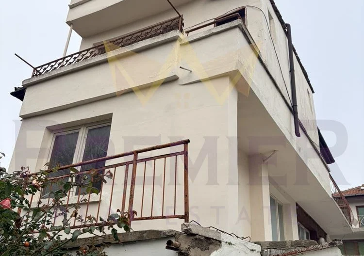 Масивна къща на три етажа, близо до центъра и плажа – Черноморец -  - снимка 1 - Имоти Премиер