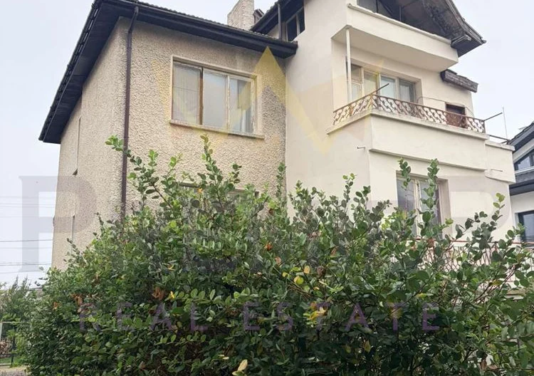 Масивна къща на три етажа, близо до центъра и плажа – Черноморец -  - снимка 2 - Имоти Премиер