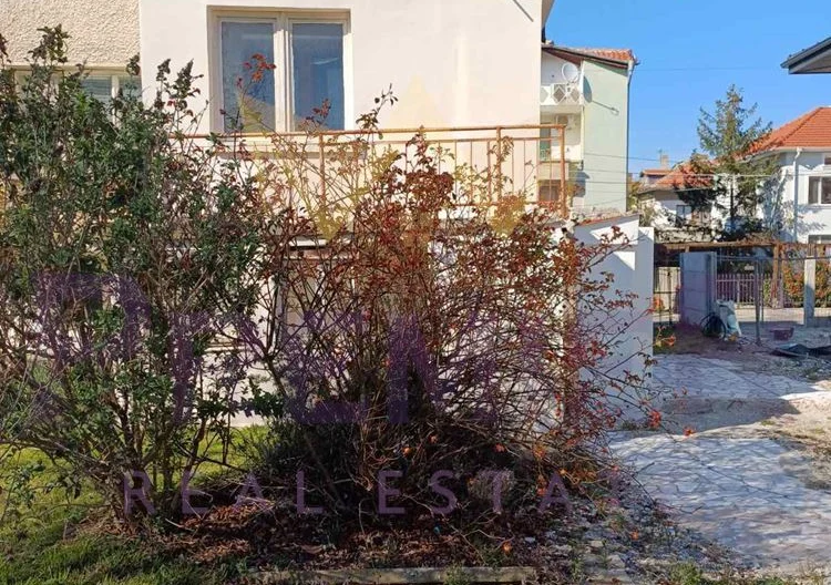 Масивна къща на три етажа, близо до центъра и плажа – Черноморец -  - снимка 3 - Имоти Премиер