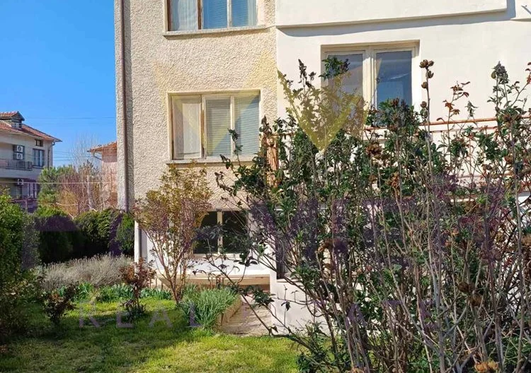 Масивна къща на три етажа, близо до центъра и плажа – Черноморец -  - снимка 4 - Имоти Премиер