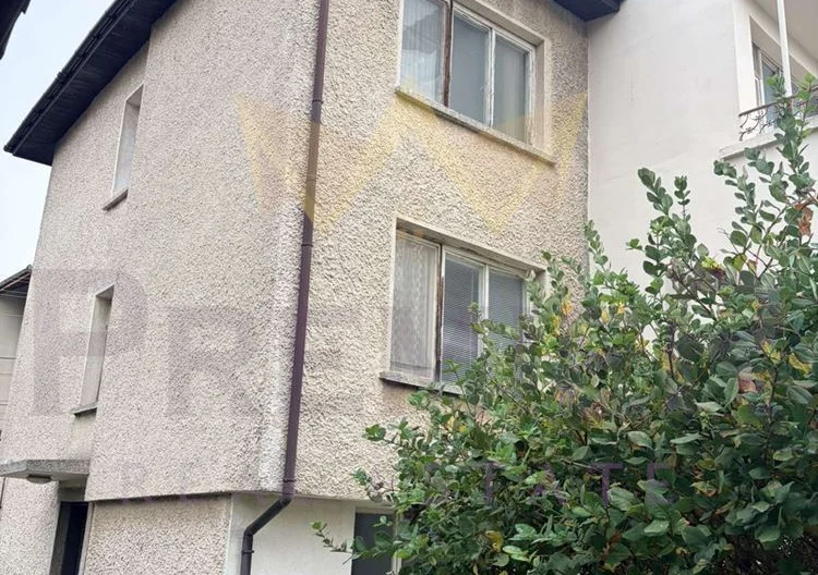 Масивна къща на три етажа, близо до центъра и плажа – Черноморец -  - снимка 4 - Имоти Премиер