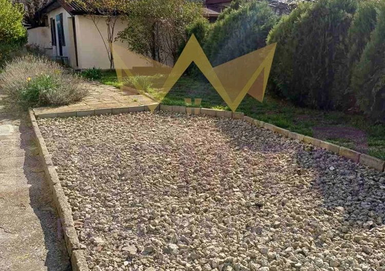 Масивна къща на три етажа, близо до центъра и плажа – Черноморец -  - снимка 6 - Имоти Премиер