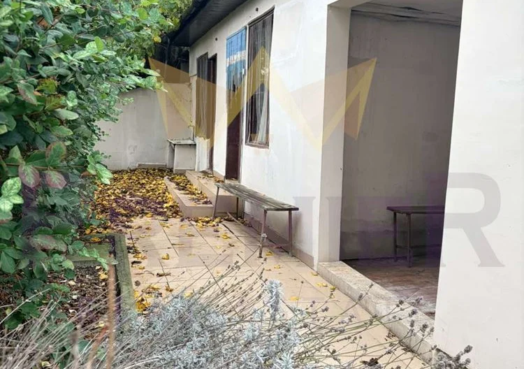 Масивна къща на три етажа, близо до центъра и плажа – Черноморец -  - снимка 9 - Имоти Премиер