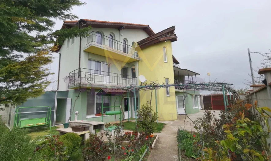 Многофункционална Къща за почивка с кокетна градина край морето - - снимка 1 - Имоти Премиер