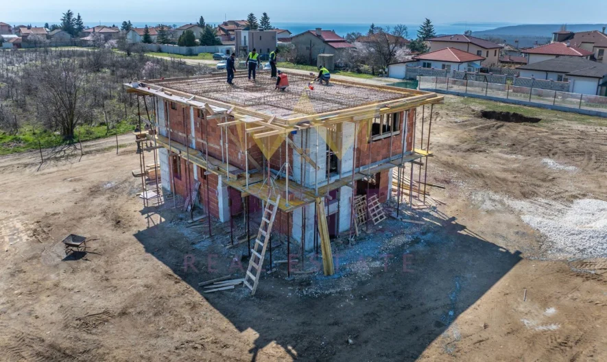 МОНОЛИТНА ДВУЕТАЖНА КЪЩА С ДВОР,  м-т Ракитника -  - снимка 1 - Имоти Премиер