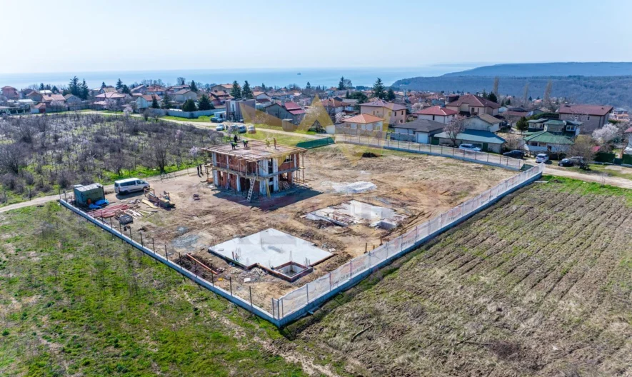 МОНОЛИТНА ДВУЕТАЖНА КЪЩА С ДВОР,  м-т Ракитника -  - снимка 10 - Имоти Премиер