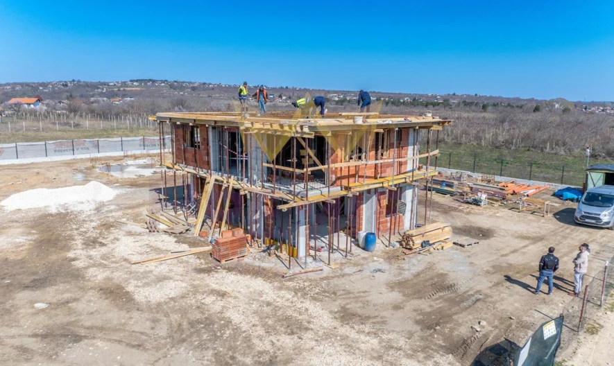 МОНОЛИТНА ДВУЕТАЖНА КЪЩА С ДВОР,  м-т Ракитника -  - снимка 11 - Имоти Премиер