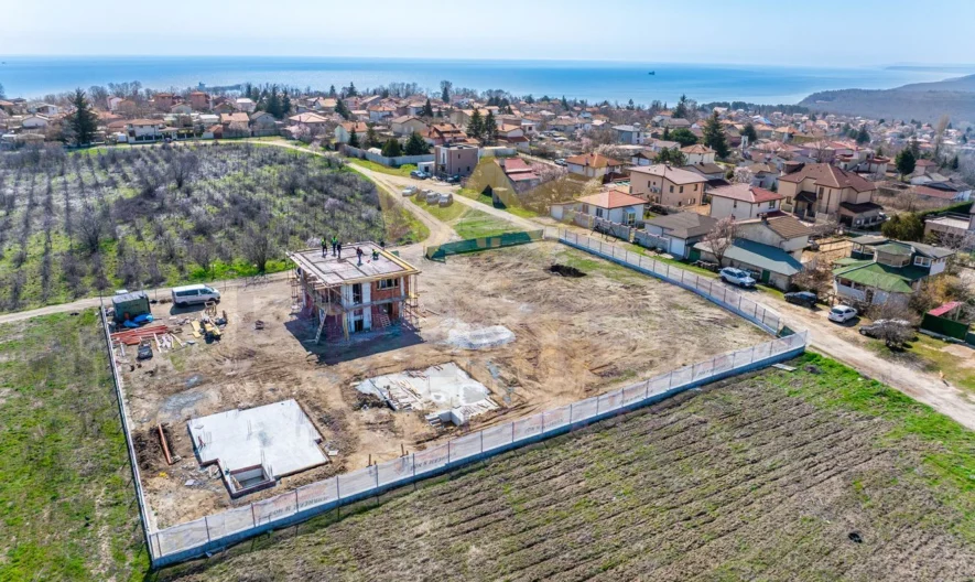 МОНОЛИТНА ДВУЕТАЖНА КЪЩА С ДВОР,  м-т Ракитника -  - снимка 13 - Имоти Премиер