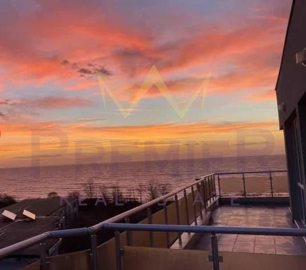 Морски изглед от последен етаж – обзаведено ателие до плажа - - снимка 1 - Имоти Премиер