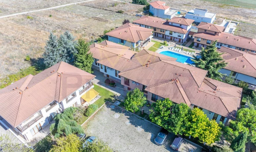 🌟 Напълно обзаведена и оборудвана триетажна къща в Harmony Hills, с. Рогачево! 🌿 - - снимка 17 - Имоти Премиер