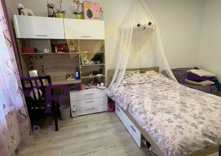 Невероятна къща с три спални и прекрасен двор - - снимка 13 - Имоти Премиер